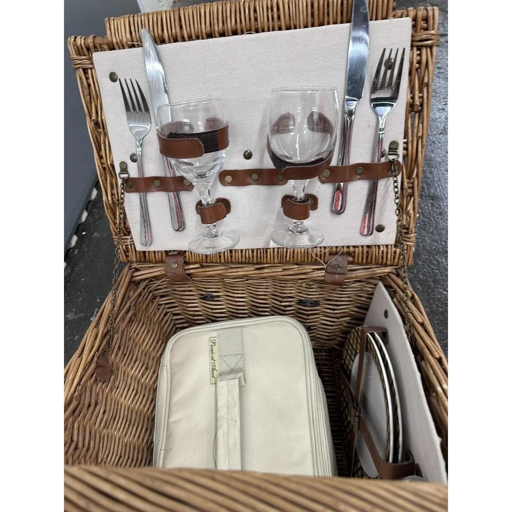 Picnic At Ascot Huntsman English-Style Willow Picnic Basket With Service For 4